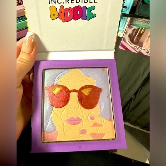 INC•redible Baddies got the gold rainbow highlighter - Picture 2 of 2